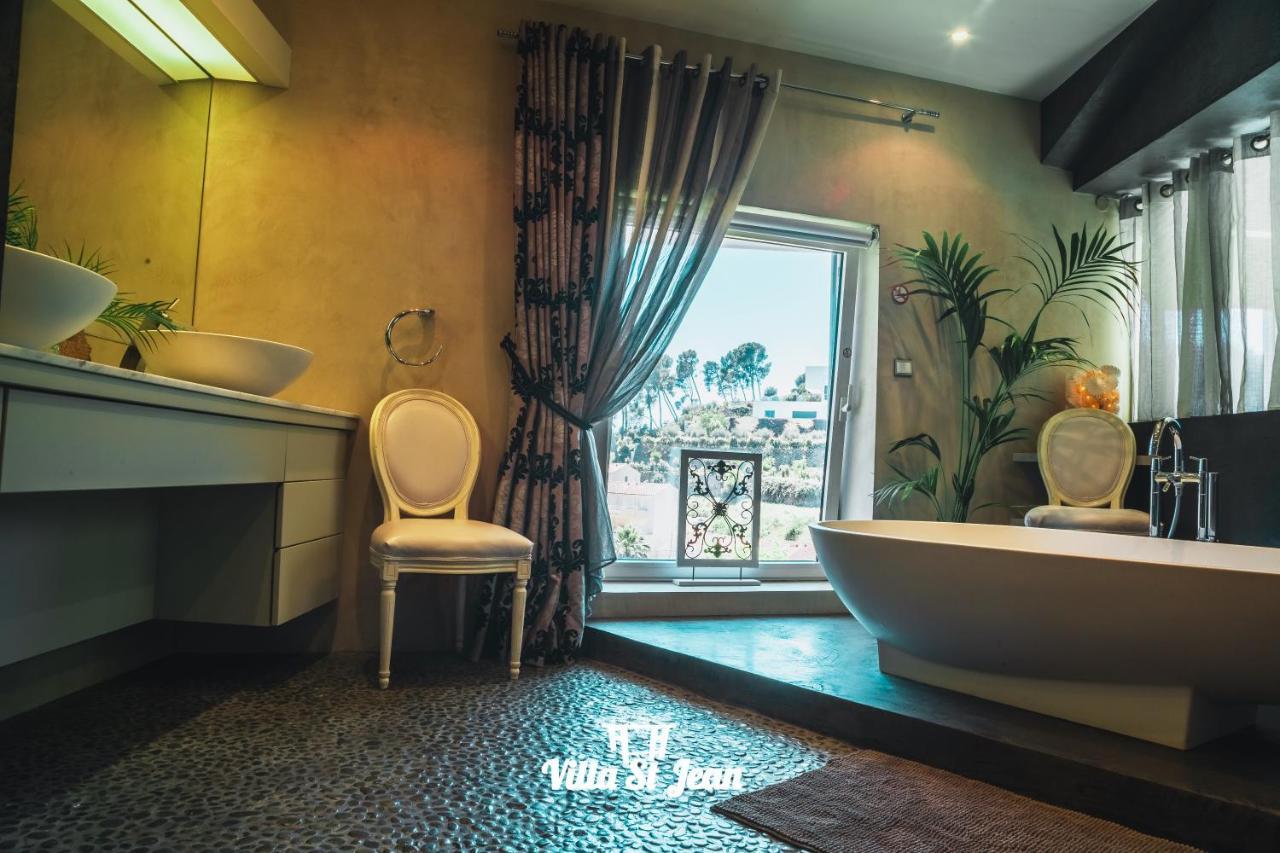 Deluxe Queen Suite
