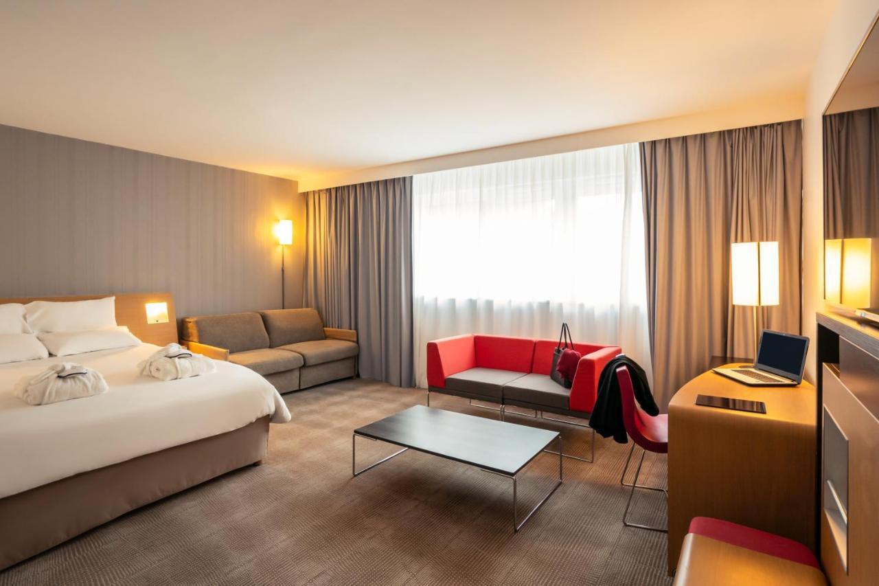 Suite Standard avec 1 Lit Double et 2 Sofas
