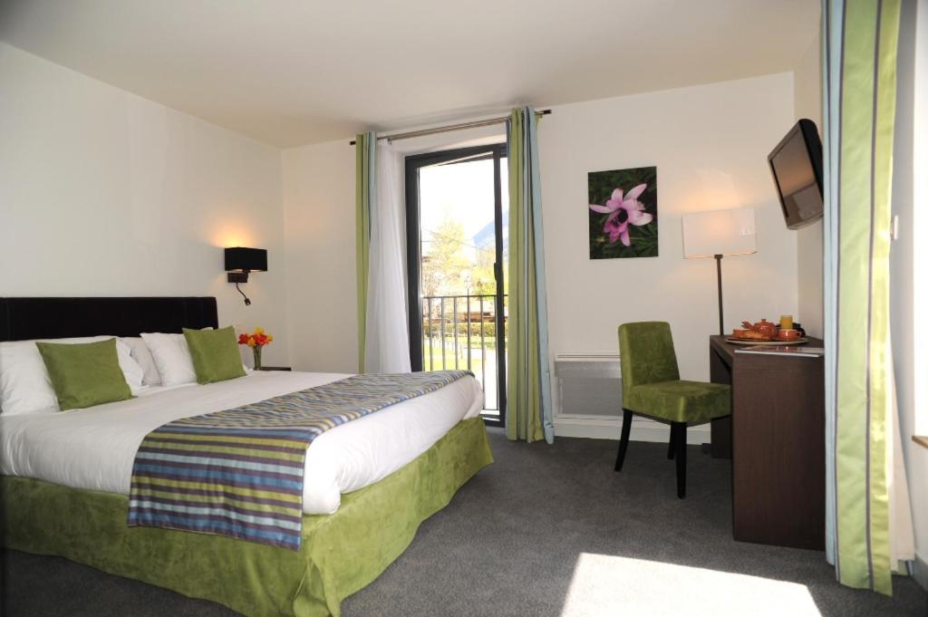 Chambre Lit King-Size avec Douche Accessible en Fauteuil Roulant - Adaptée aux Personnes à Mobilité Réduite