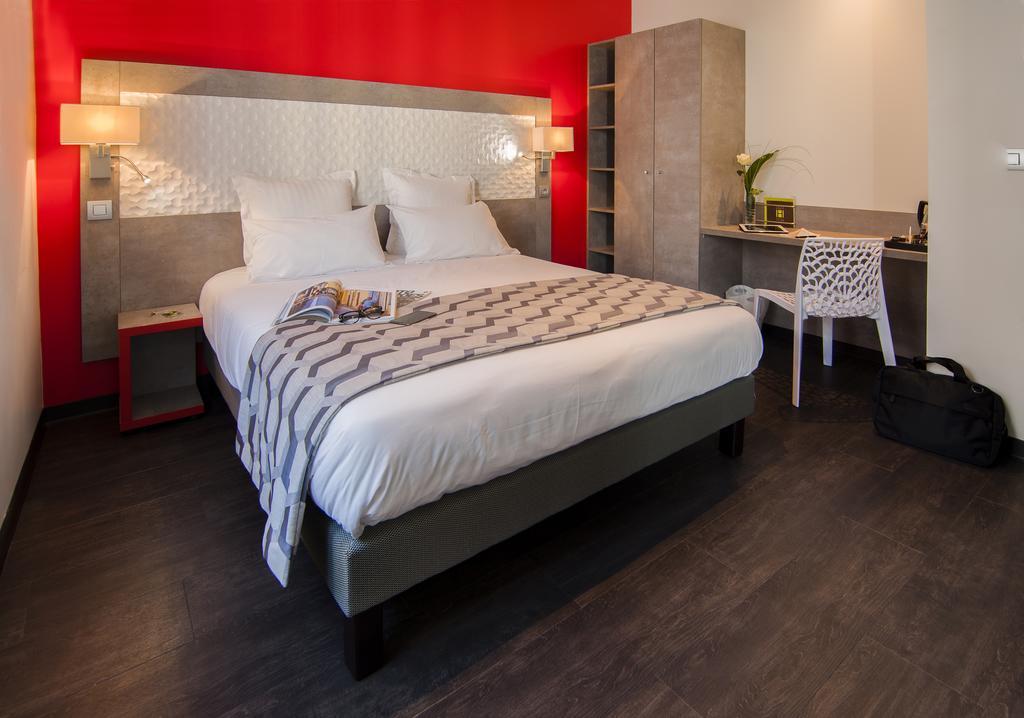 Superior Doppelzimmer mit großem Bett und Dusche