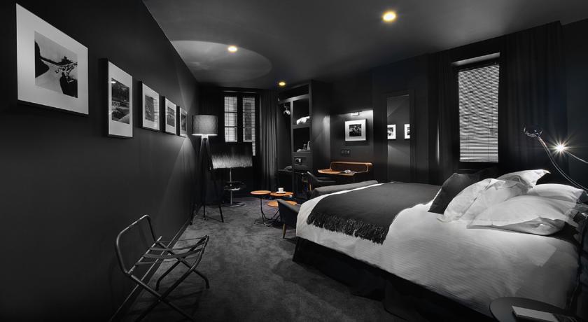 Black Infinite Room