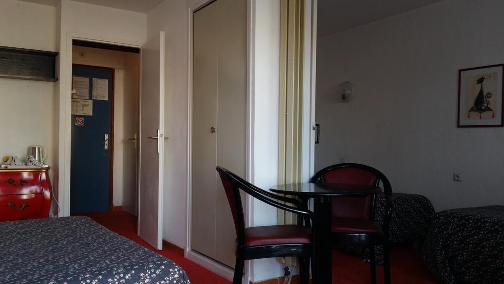 Doppel-/Zweibettzimmer mit Poolblick