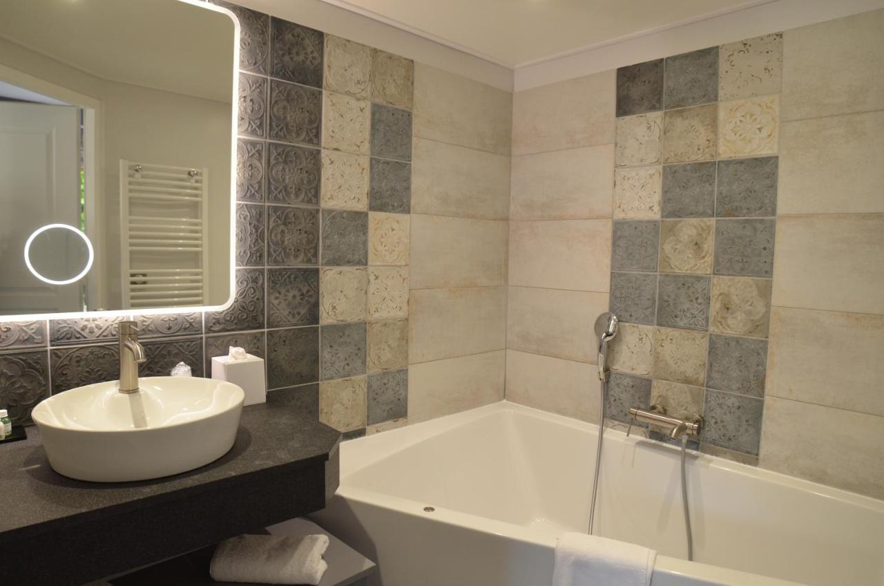 Balneo or Bathtub Room Lounge