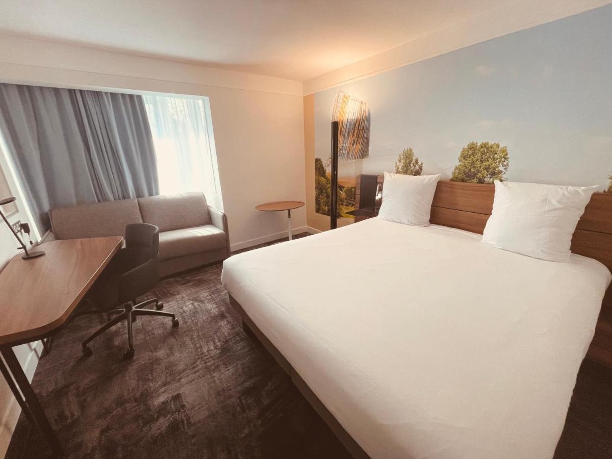 Quarto Duplo Superior com 1 Cama de Casal e Sofá