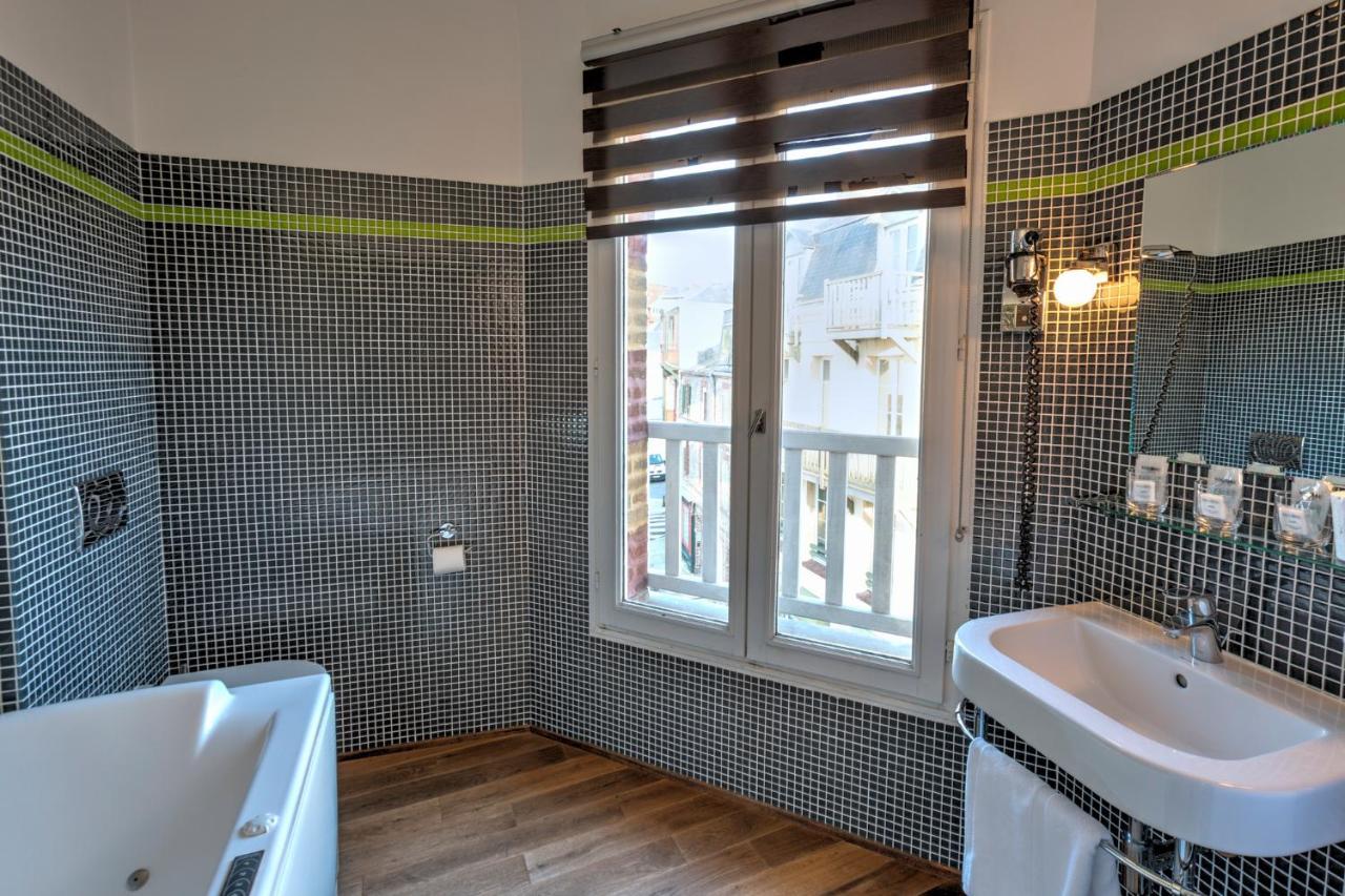 Triple Room balneo bath City View