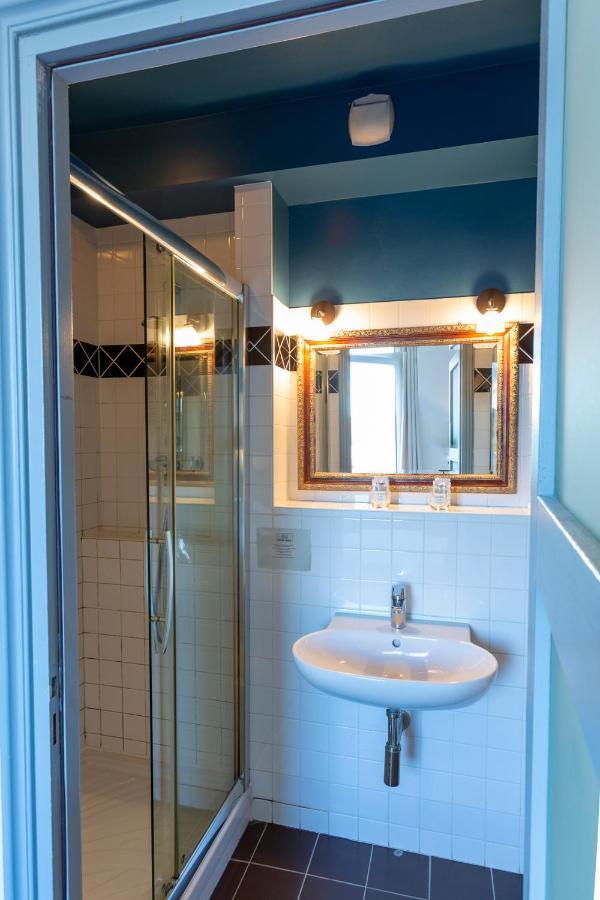 Double Room shower City View