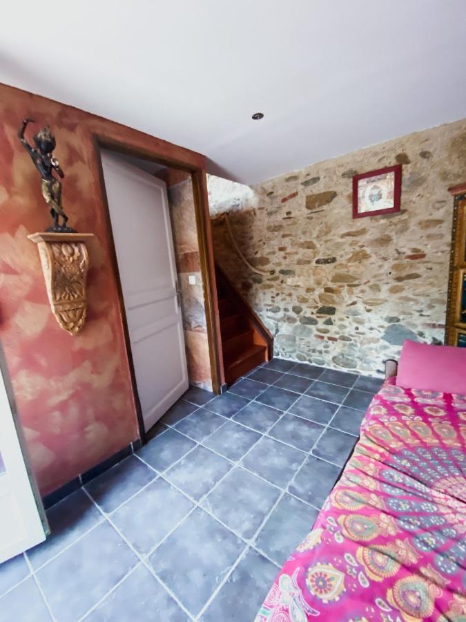 Habitación con cama extragrande y vistas a la piscina