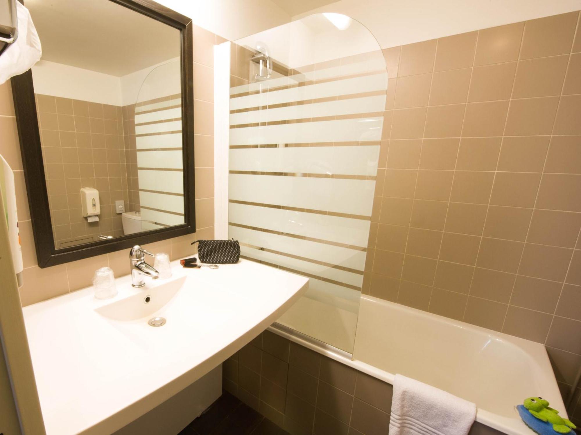 Standard Family Suite with One Double Bed and Twin Beds