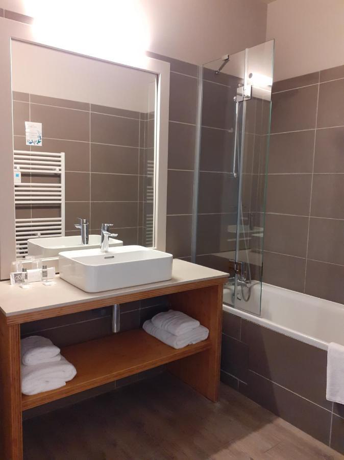 Double room with view of the Normandy Bridge