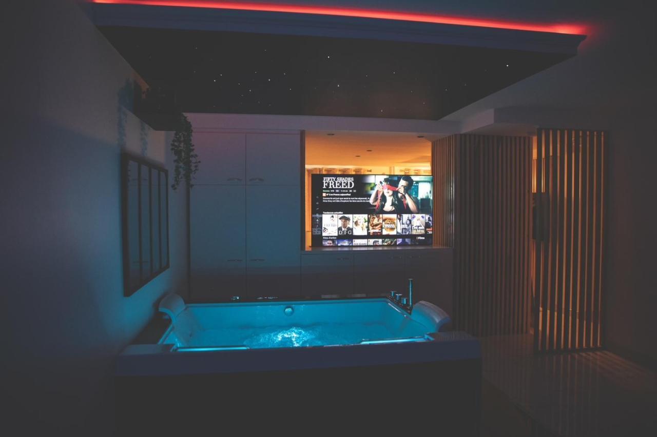 Suite with Hot Tub,1267763497:JPEG