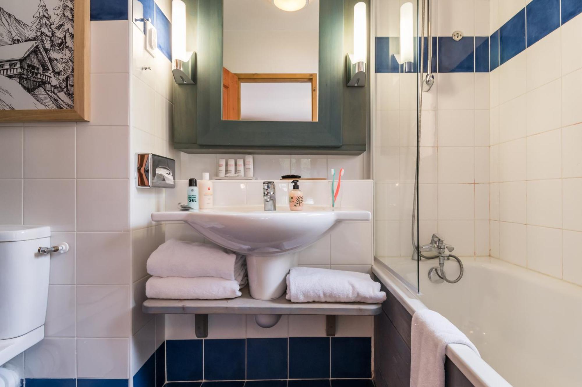 Superior Three-Bedroom Apartment - access to the outdoor pool (8 People)