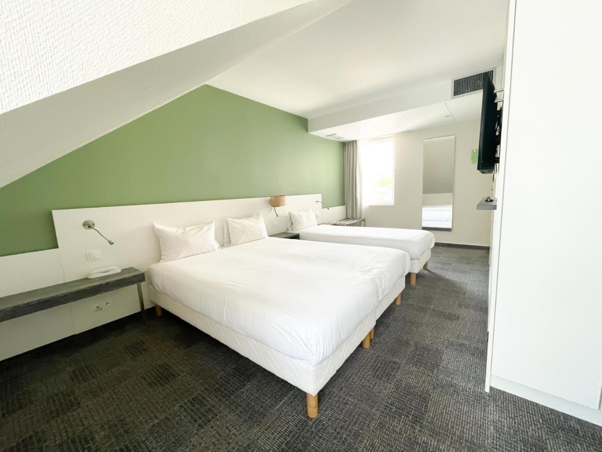 POP Room One Double Bed One Single Bed