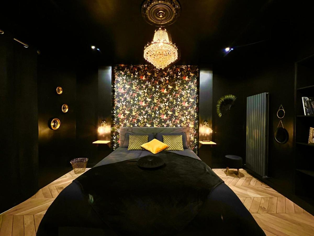Habitación con cama grande y bañera de hidromasaje
