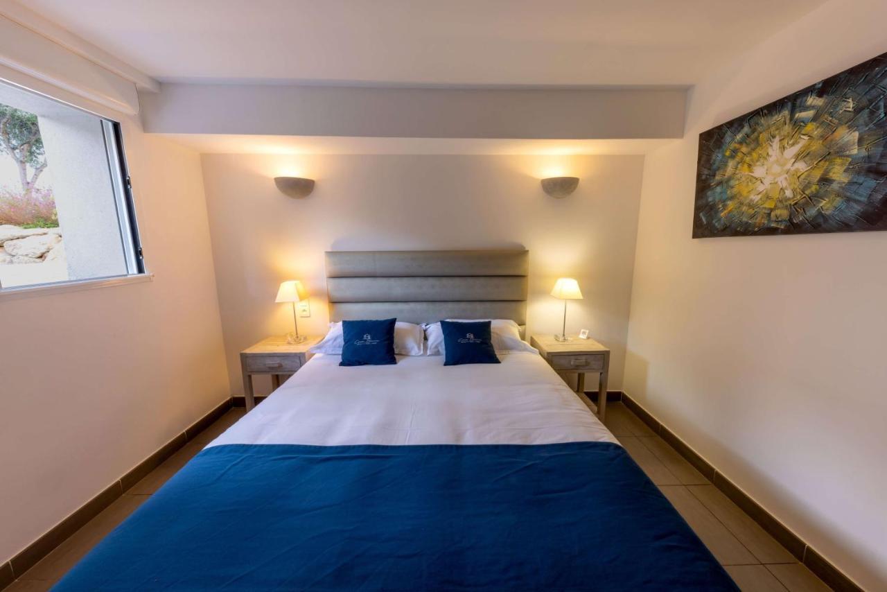 Queen Room with Mobility Accessible Walk-In Shower,1604783896:JPEG
