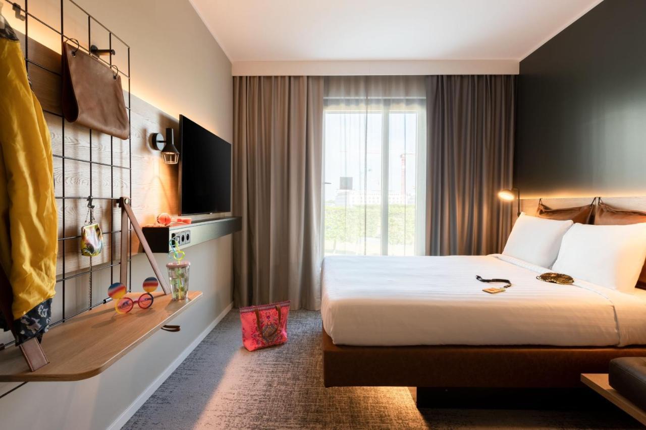Moxy Queen Room,1538734477:JPEG