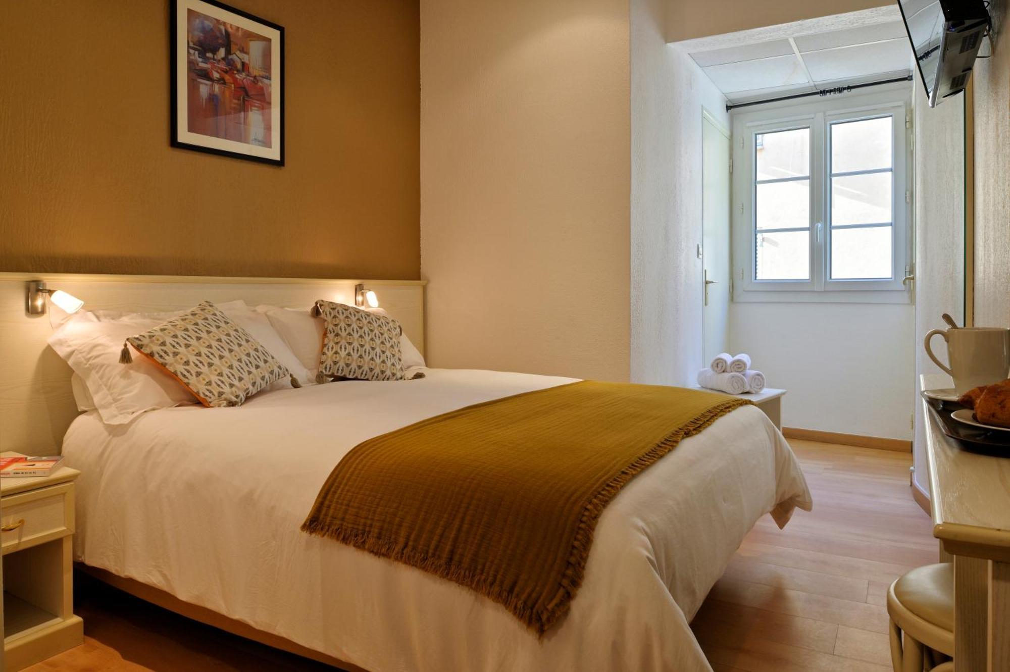 Double Room - Street Side,1556364907:JPEG