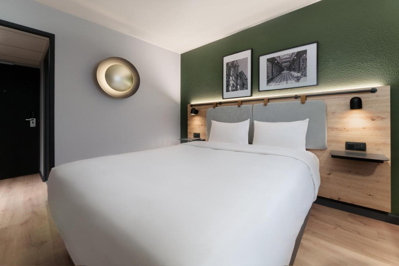 Standard Room 1 Queen Bed