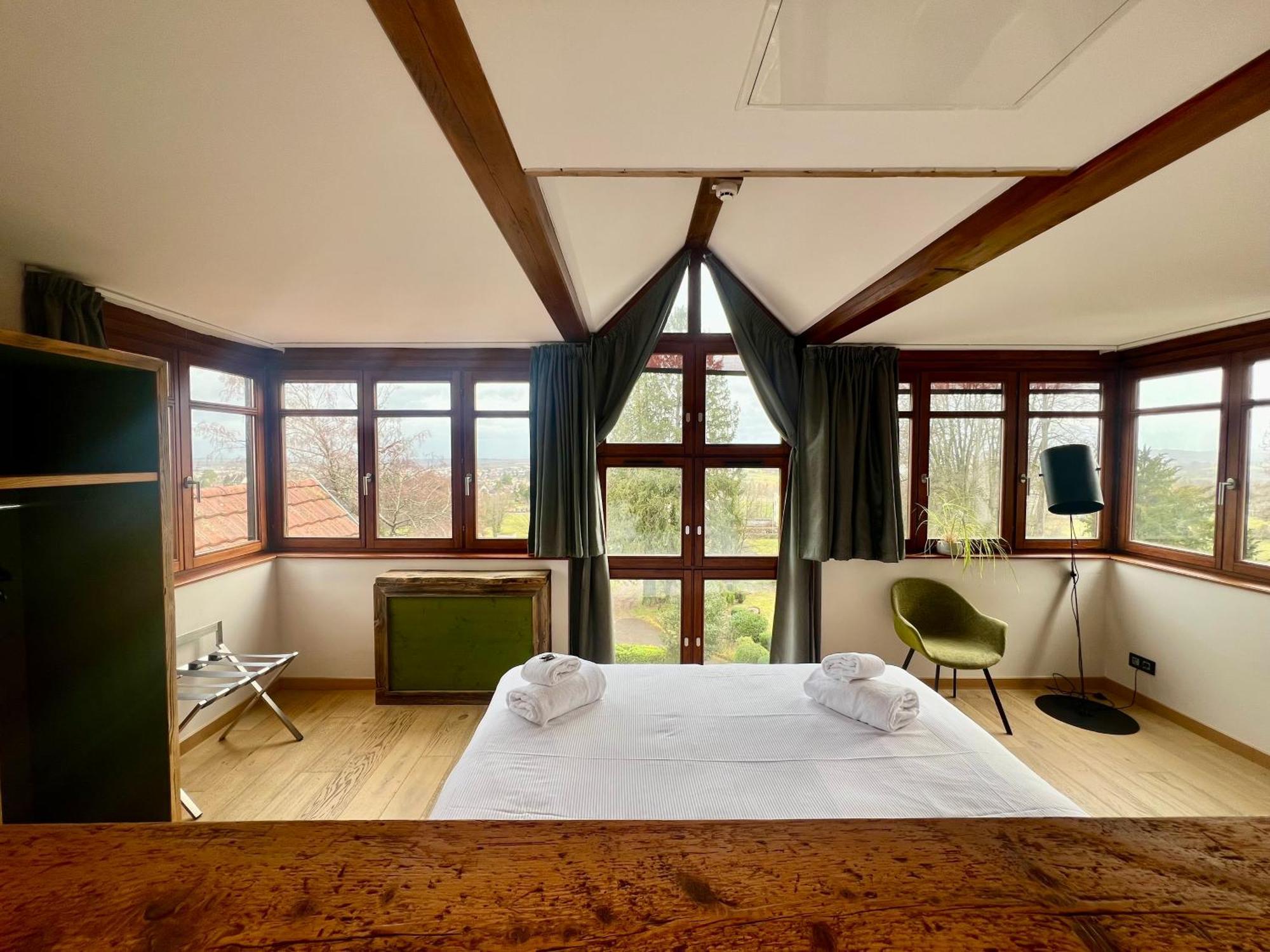 Zimmer mit Kingsize-Bett und Gartenblick.