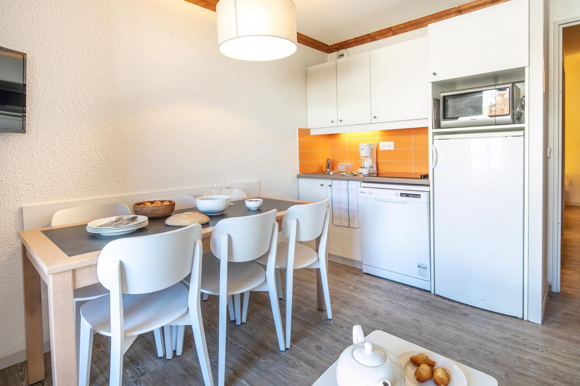 One-Bedroom Apartment with Sleeping Alcove (6 People)