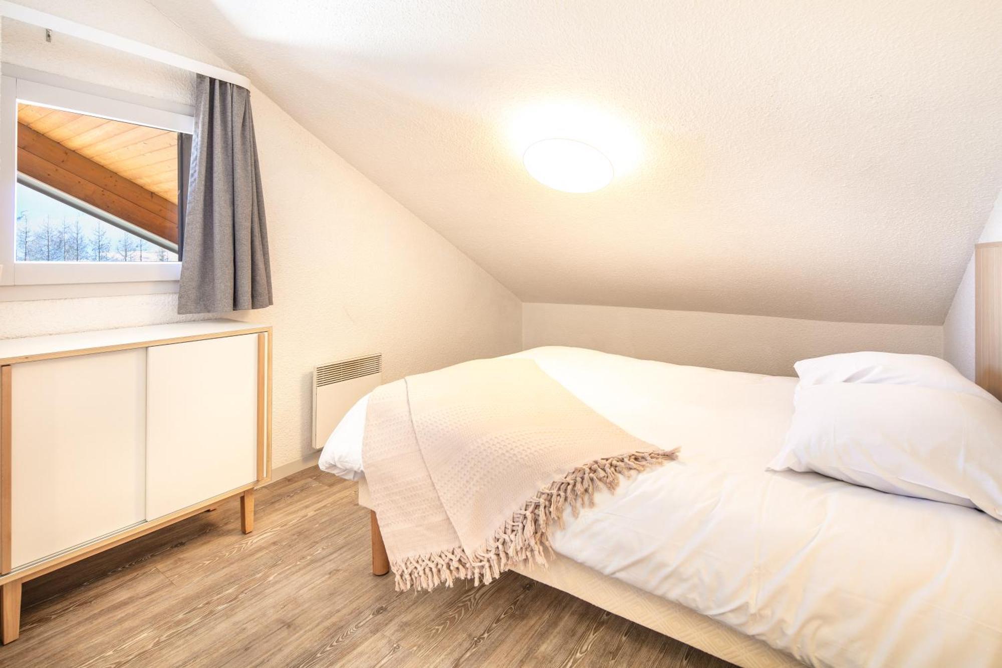 Studio with Sleeping Alcove (6 People) - South Side
