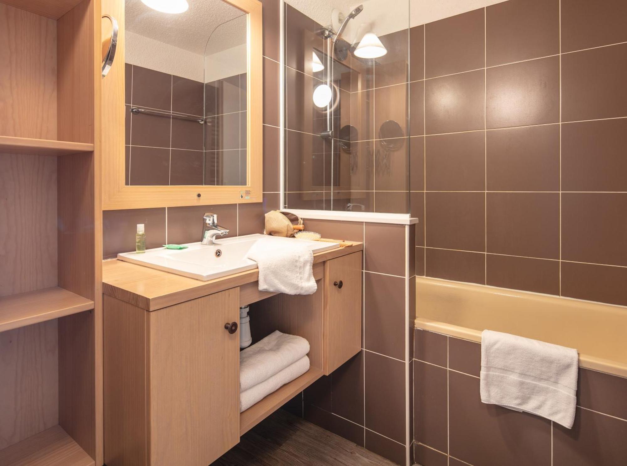 One-Bedroom Apartment with Sleeping Alcove (6 People) - South Side