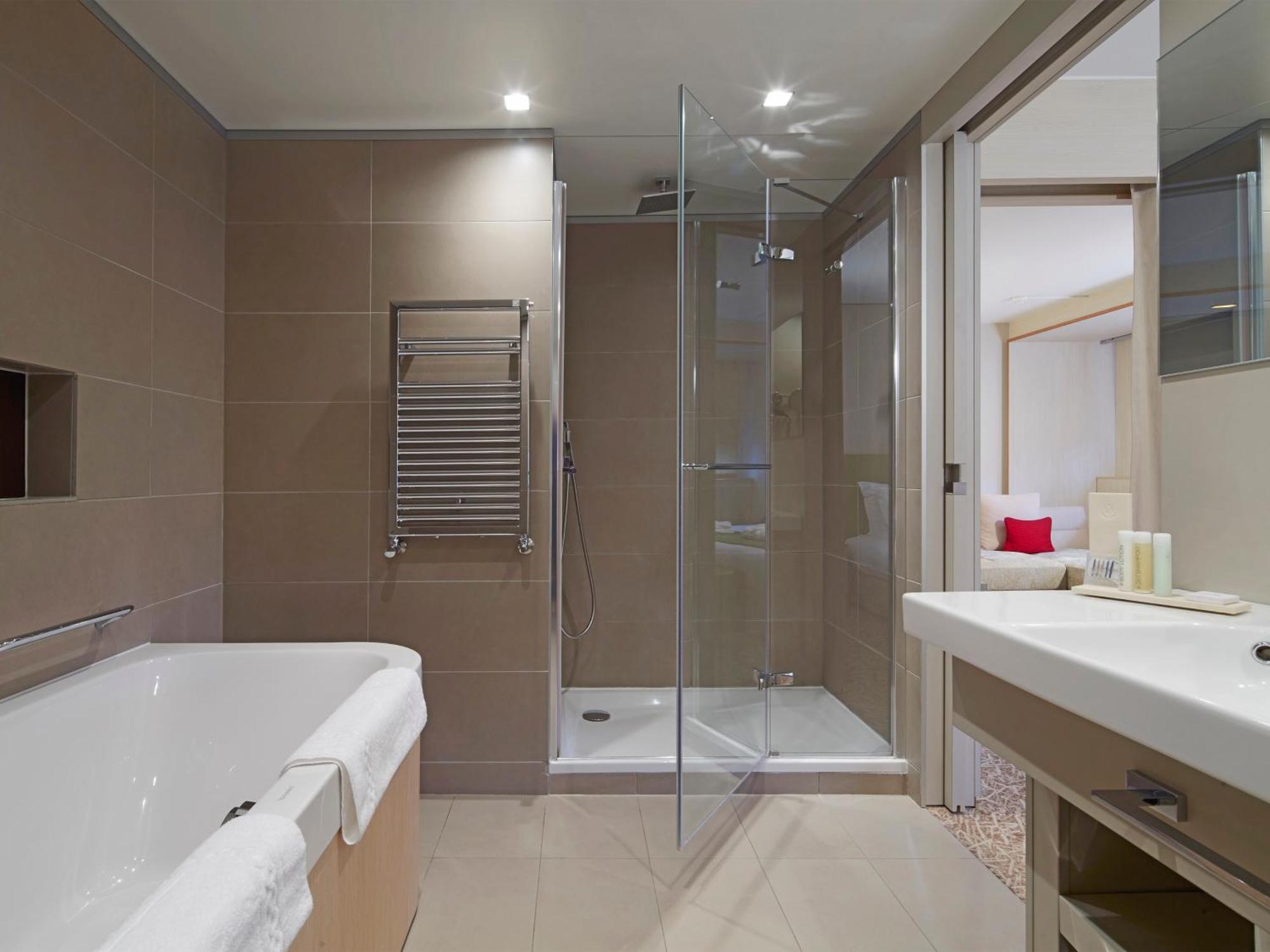 2 Bedrooms Suite - 1 King Bed 2 Single Beds 50Sqm Free Wifi Bathtub