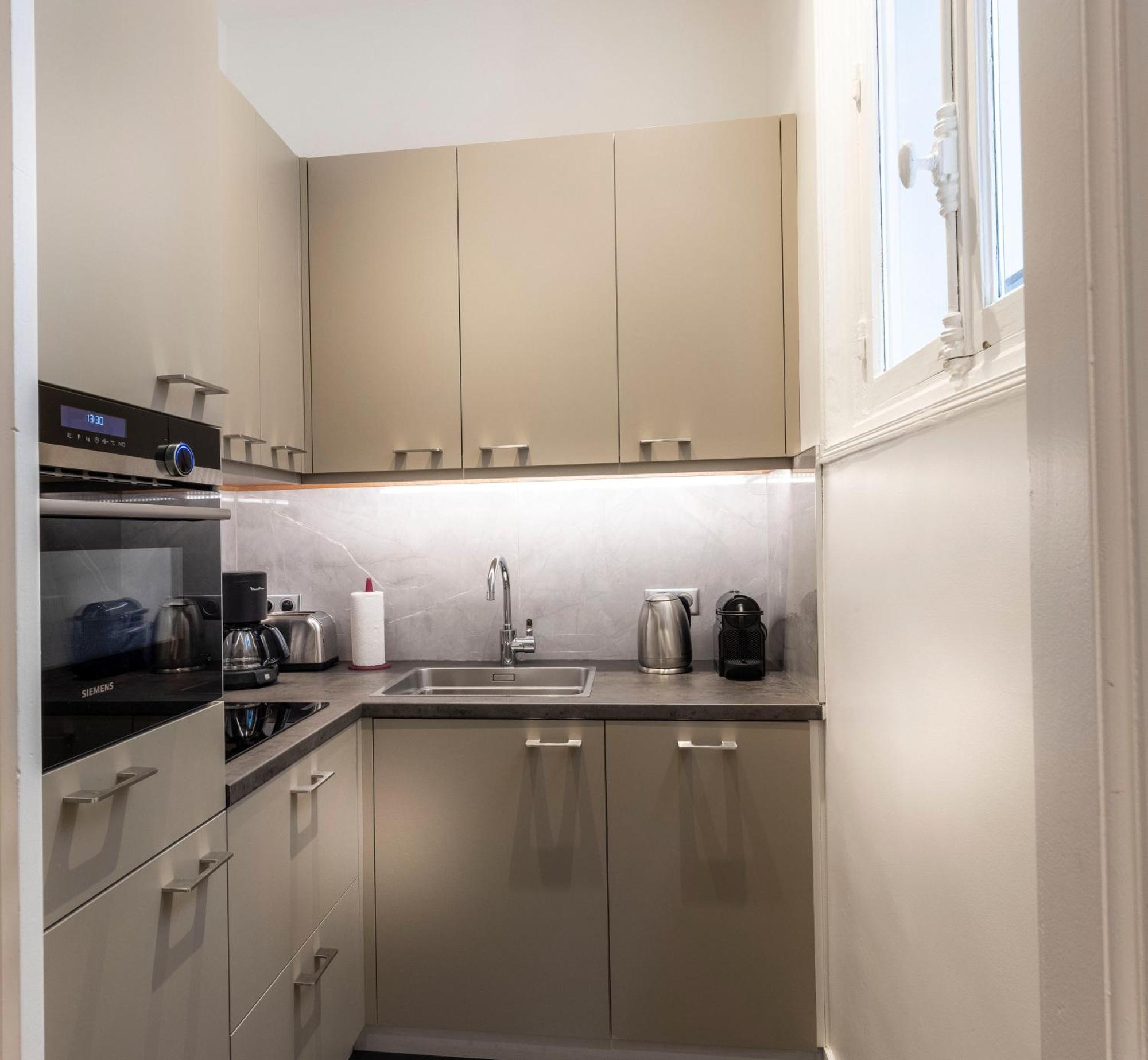 Classic One-Bedroom Apartment Courtyard View,1546253104:JPEG