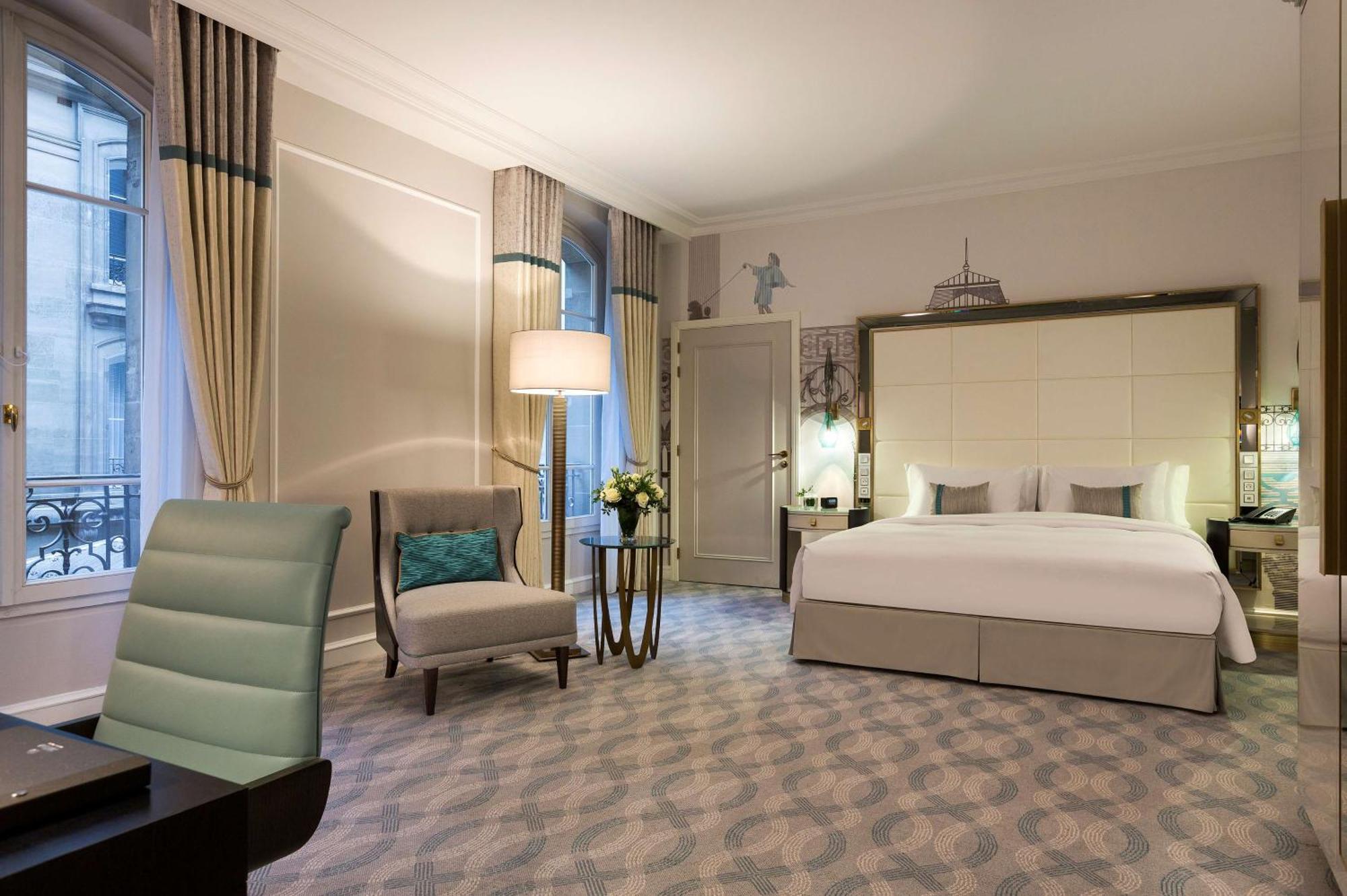 Junior Queen Suite