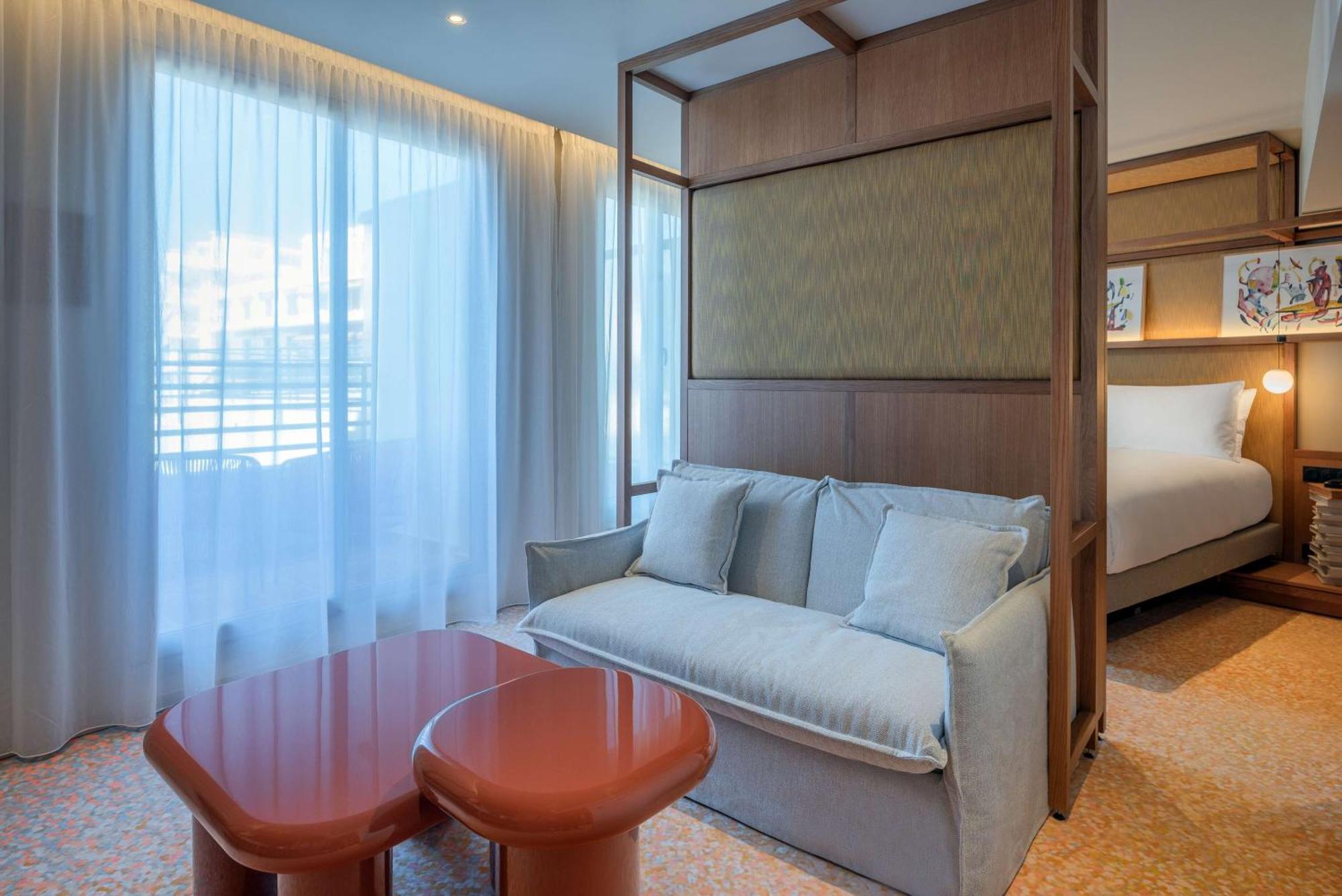 Suite Lit King-Size Junior - Vue Partielle sur Mer