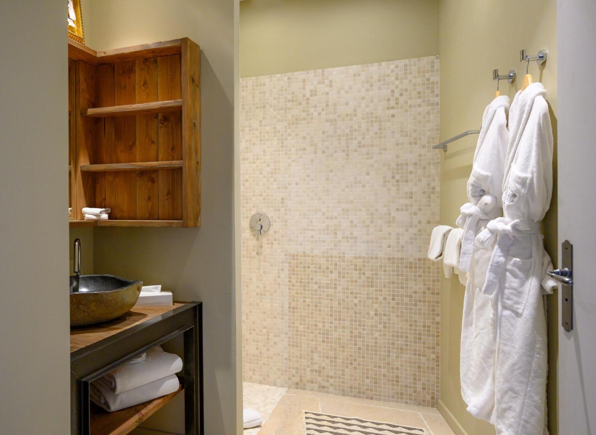 Quadruple Room Shower