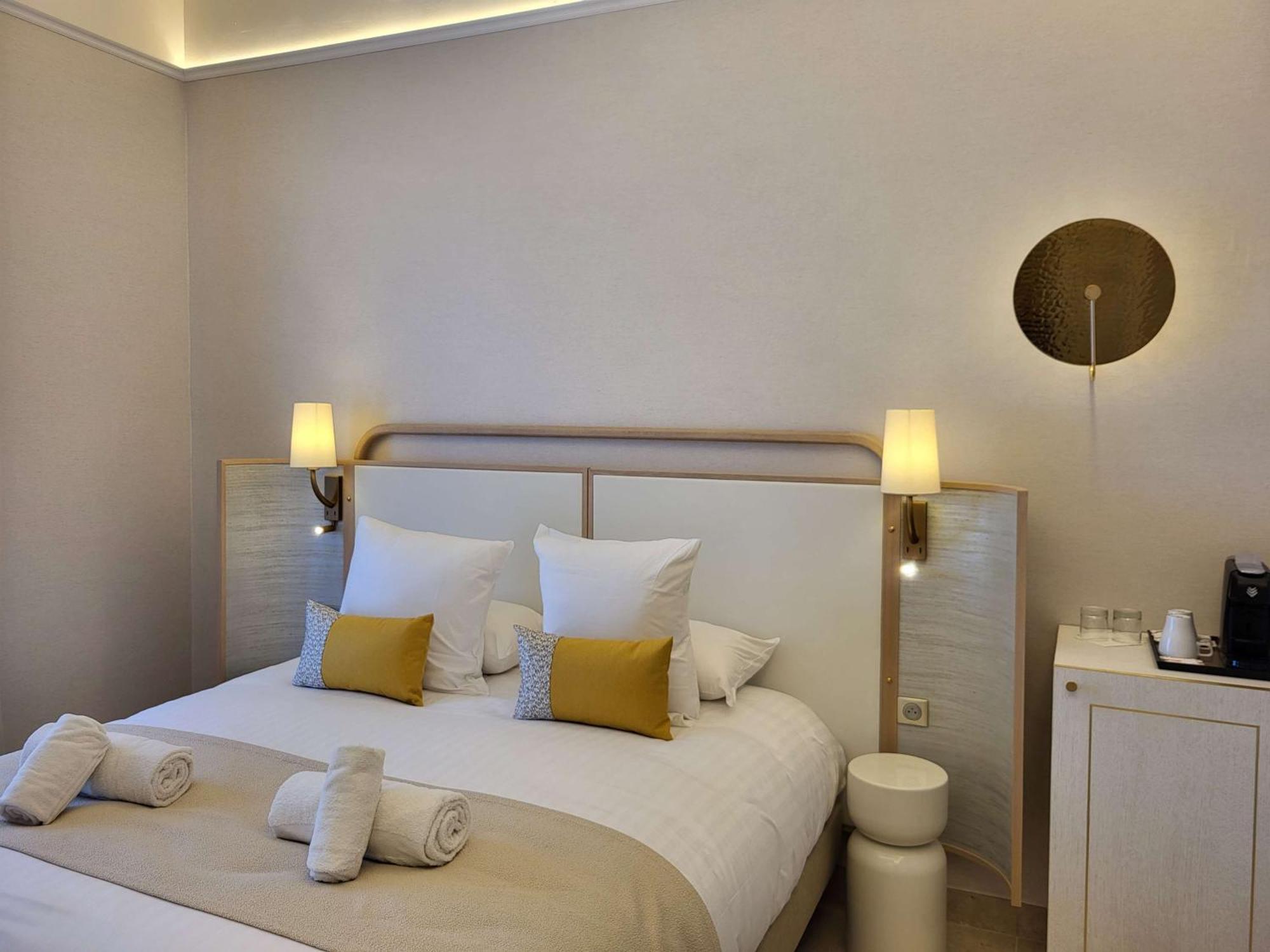 Deluxe Queen Room with Balcony and Sea View - Non-Smoking