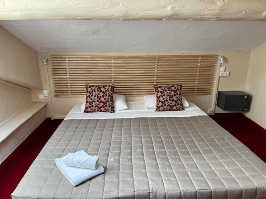 Large King Size Attic Room,1706888218:JPEG