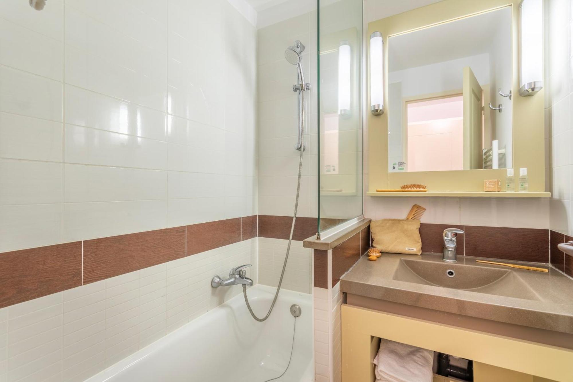 One-Bedroom Apartment with Air Conditioning and Terrace (5 People)