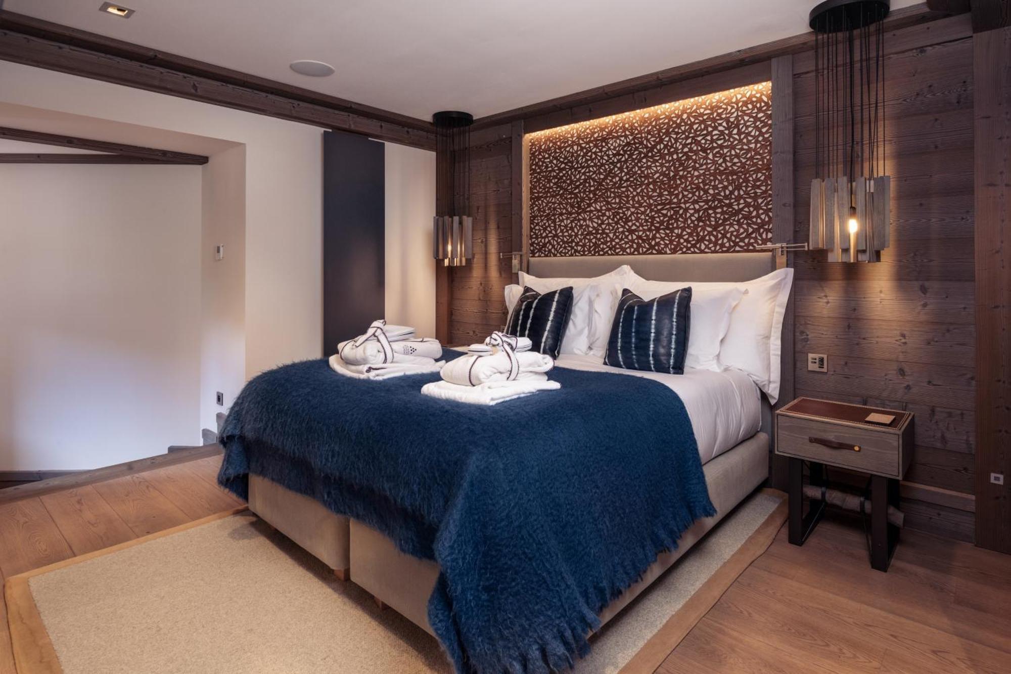 TWO-BEDROOM APARTMENT COURTYARD VIEW
