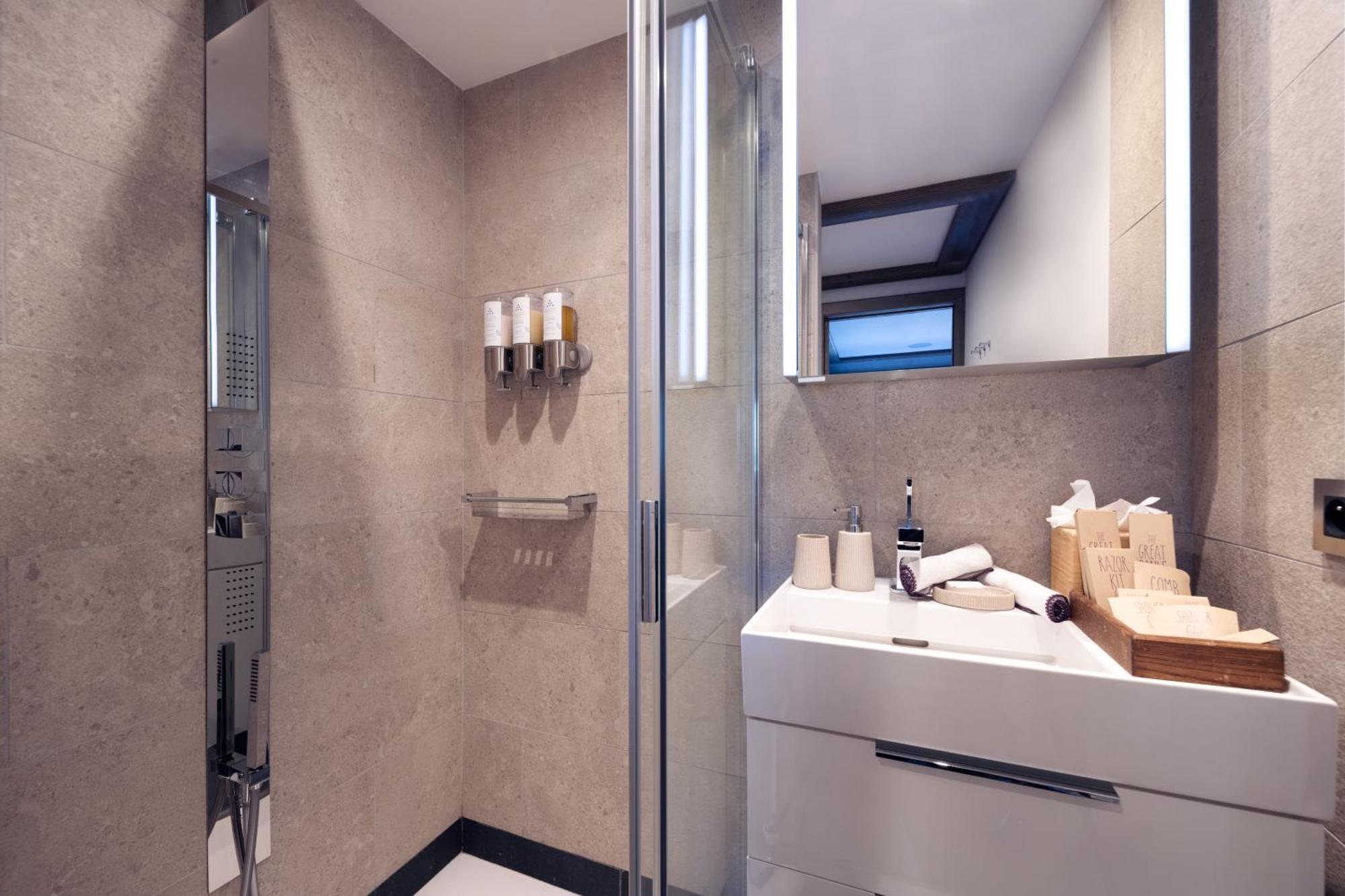 THREE-BEDROOM DELUXE FAMILY APARTMENT