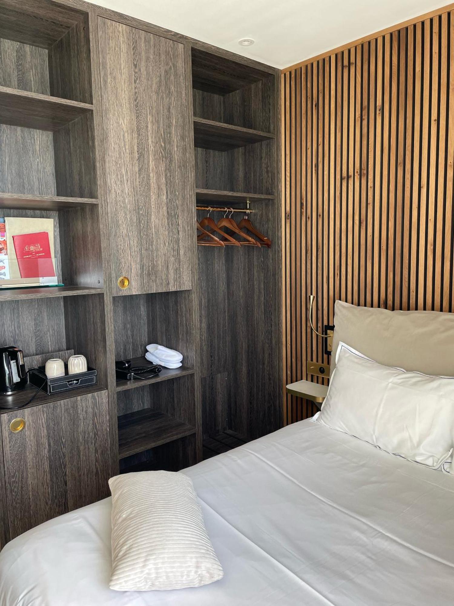 Standard Double Room with Sea View and Balcony