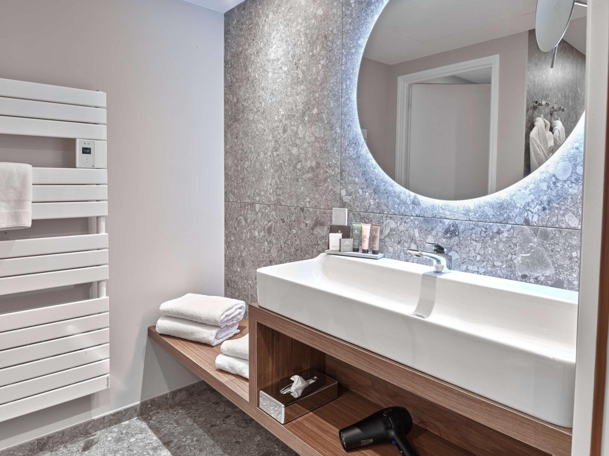Larger Junior King Suite with Sofa Bed - Street Side/Non-Smoking