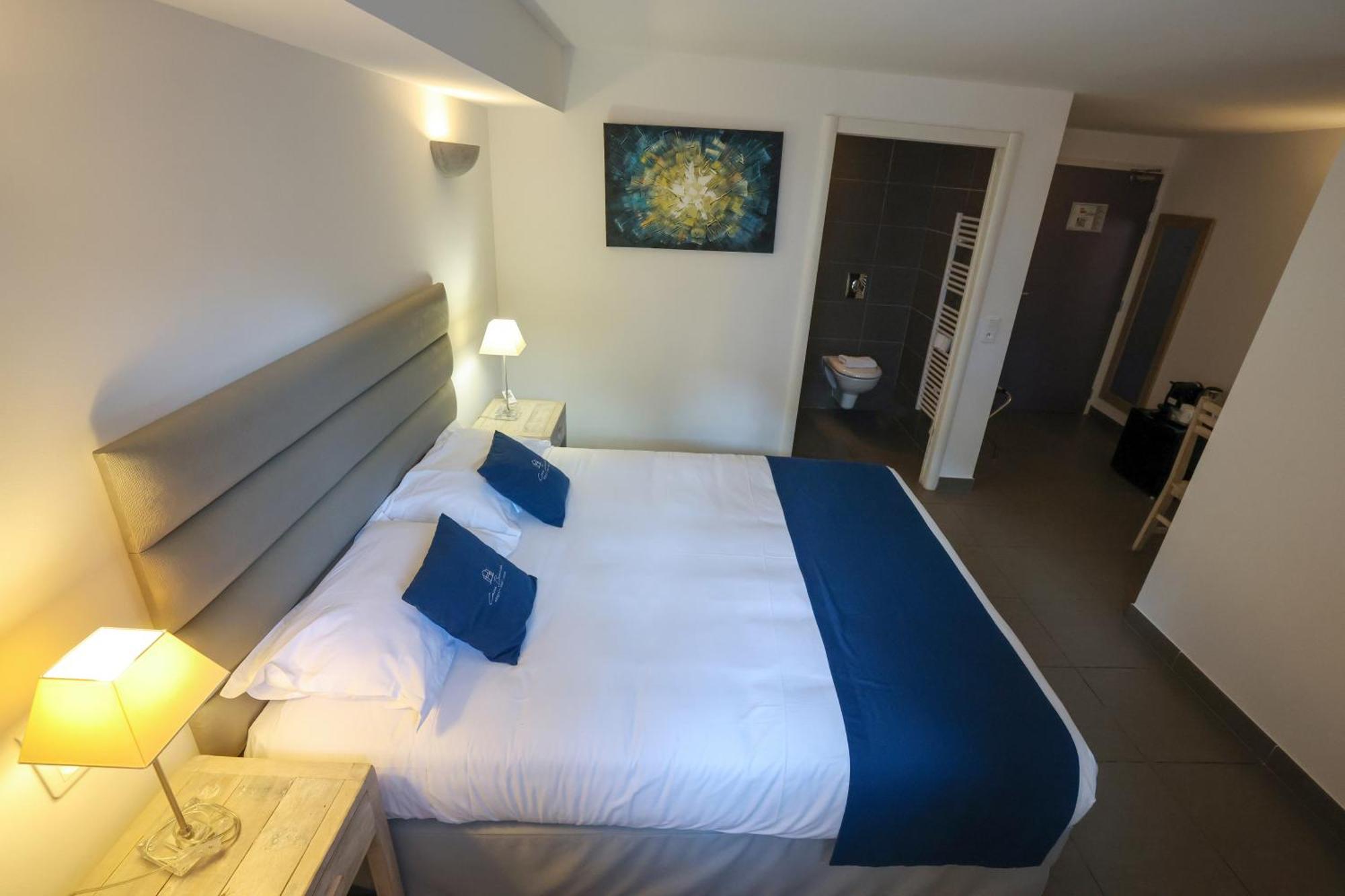 Queen Room Mobility Accessible Walk Shower