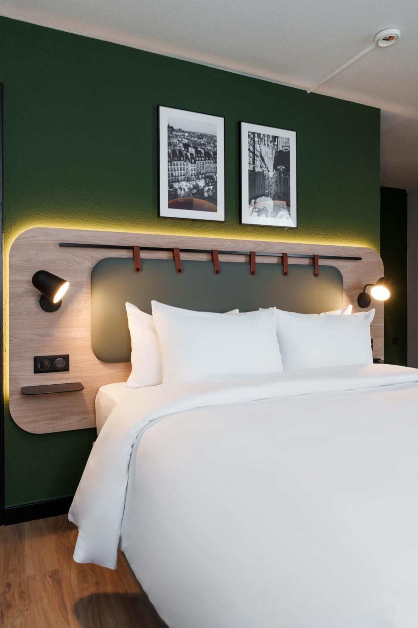 Premium Room 1 Queen Bed