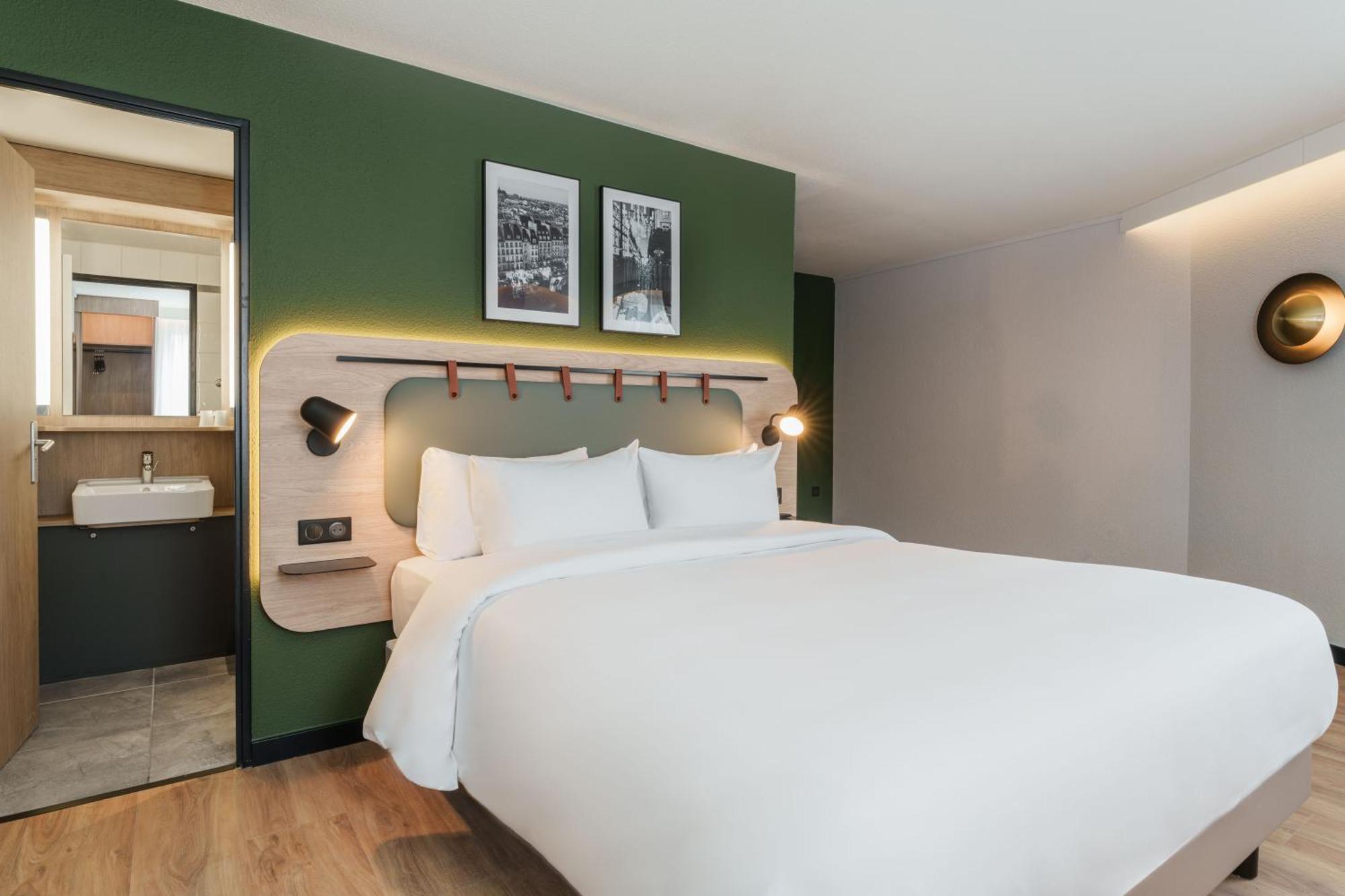 Premium Room 1 Queen Bed
