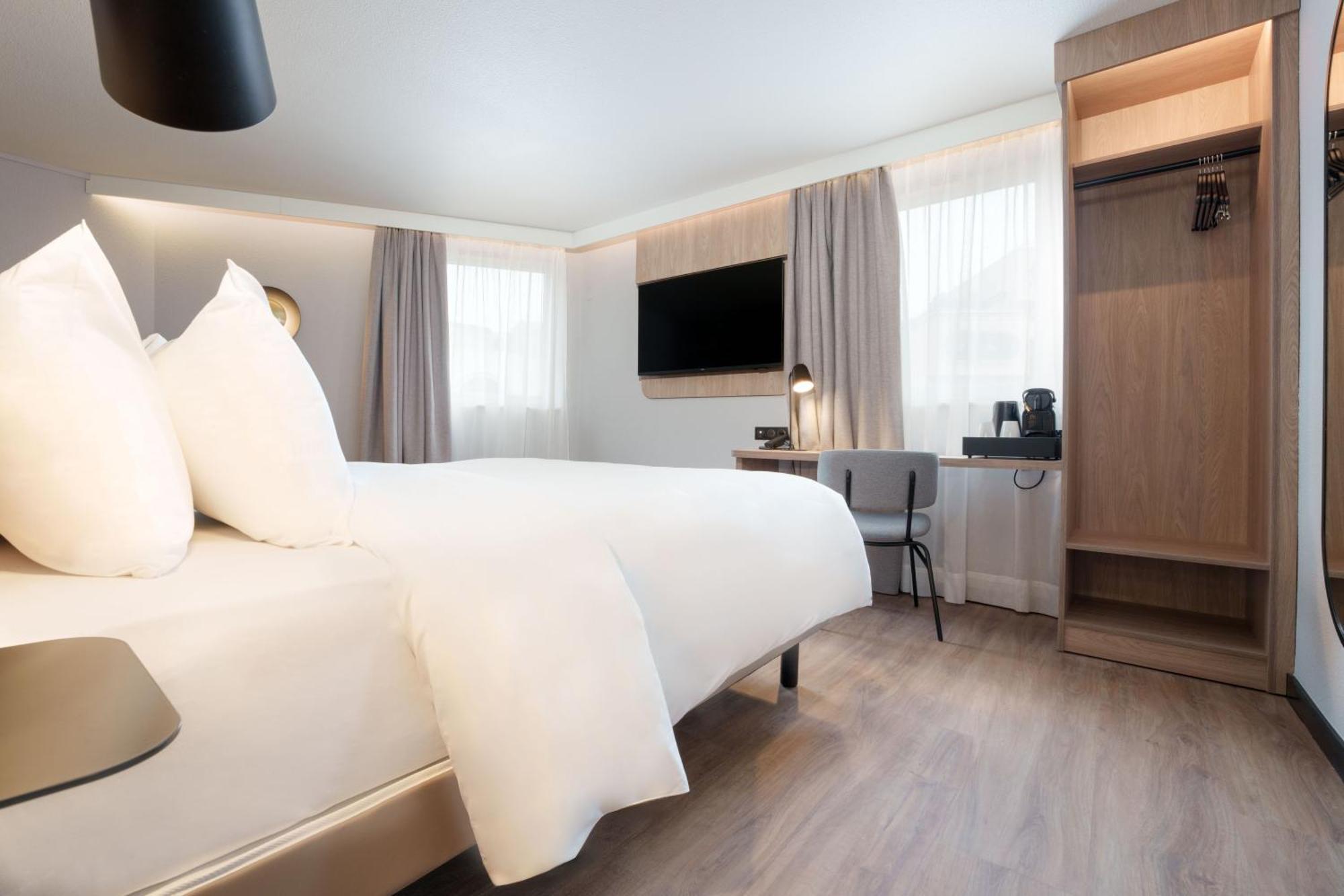 Premium Room 1 Queen Bed