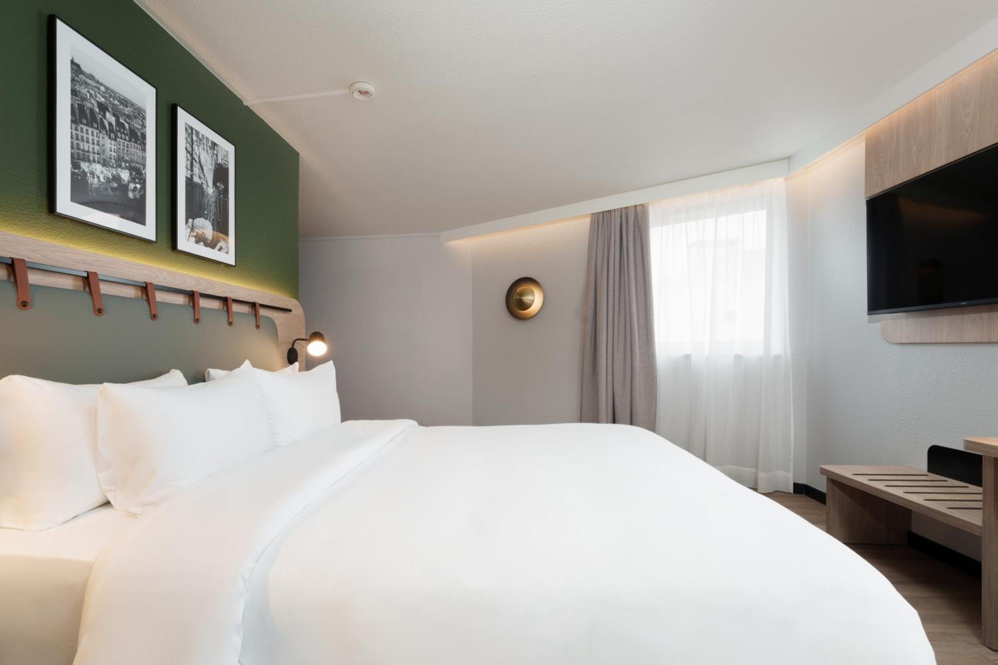 Premium Room 1 Queen Bed
