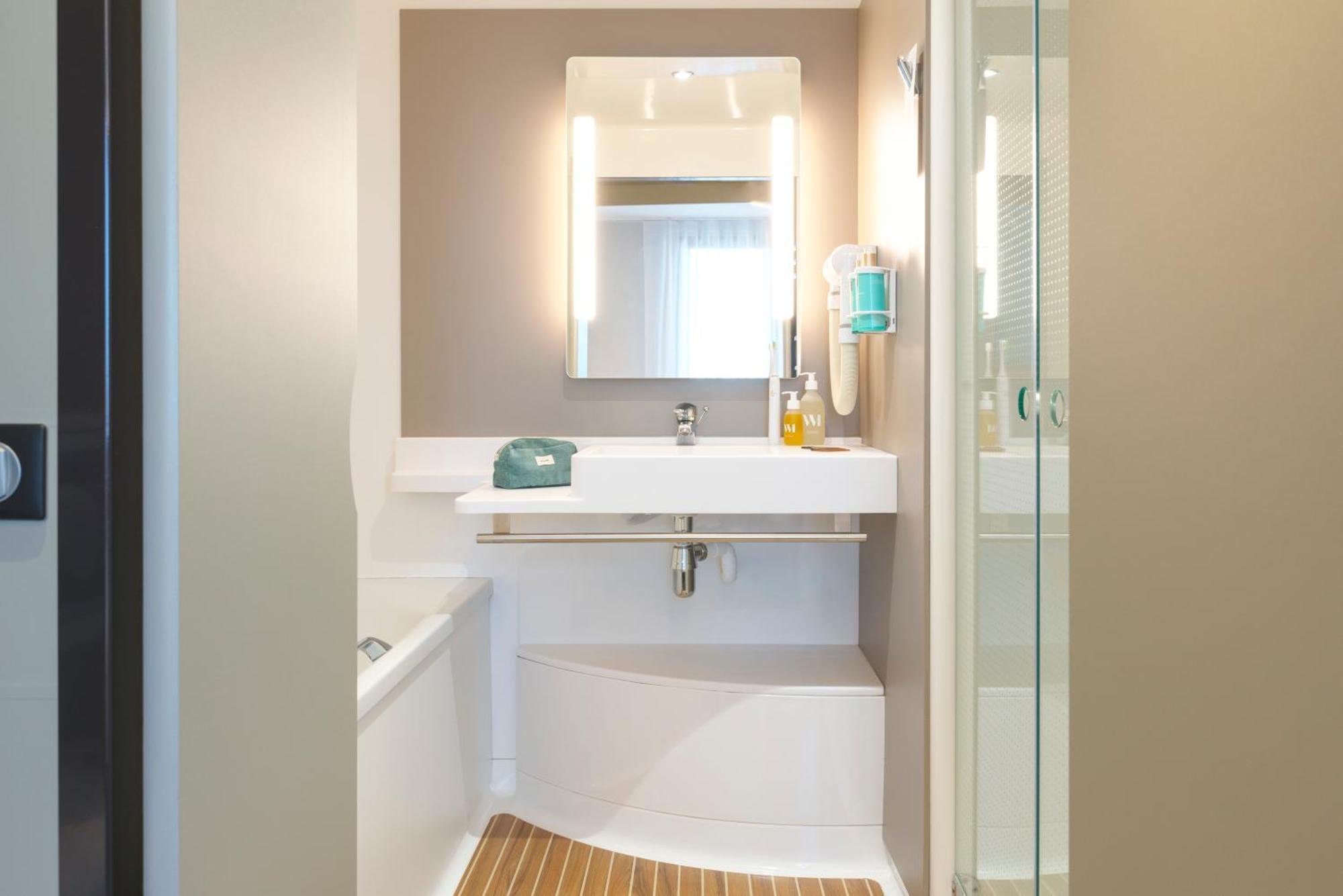 Executive Suite,1704861663:JPEG