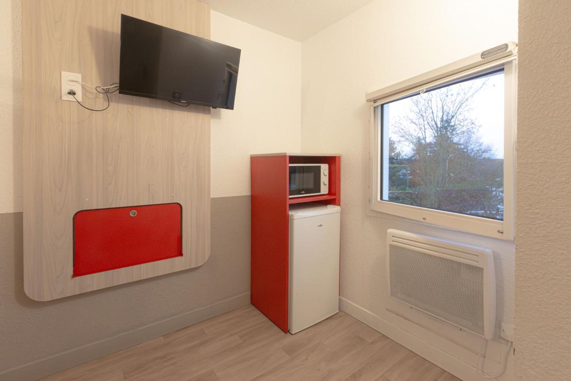 Triple Room with 1 Double Bed 1 Single Bed With Shared Bathroom And Toilet