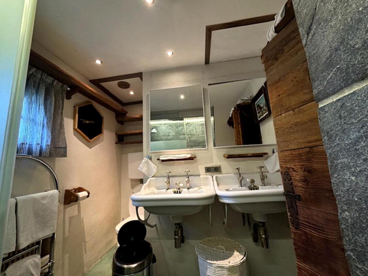 King Room with Hot Tub with partial visibility of neighbors