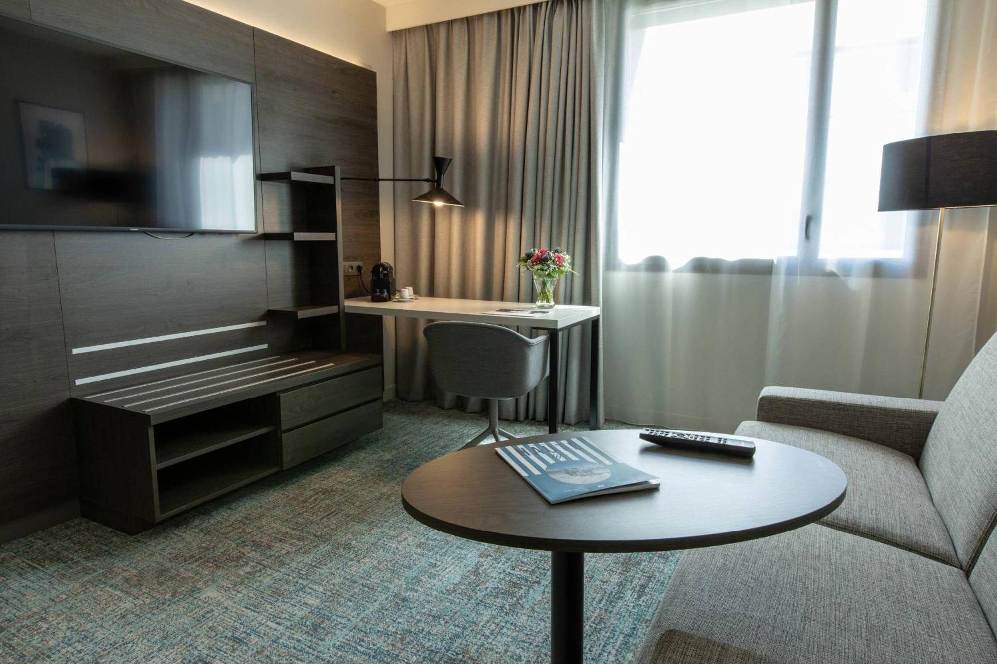 1 Bedroom Suite 1 Queen Sofa bed