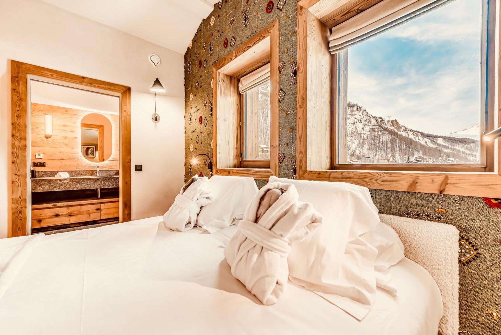 Three-Bedroom Apartment with Mountain View