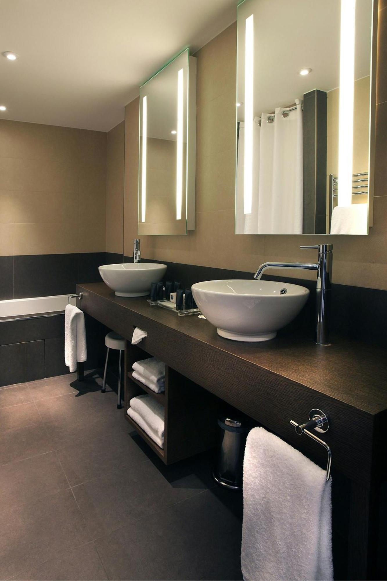 Suite with City View and Balcony,1643133952:JPEG
