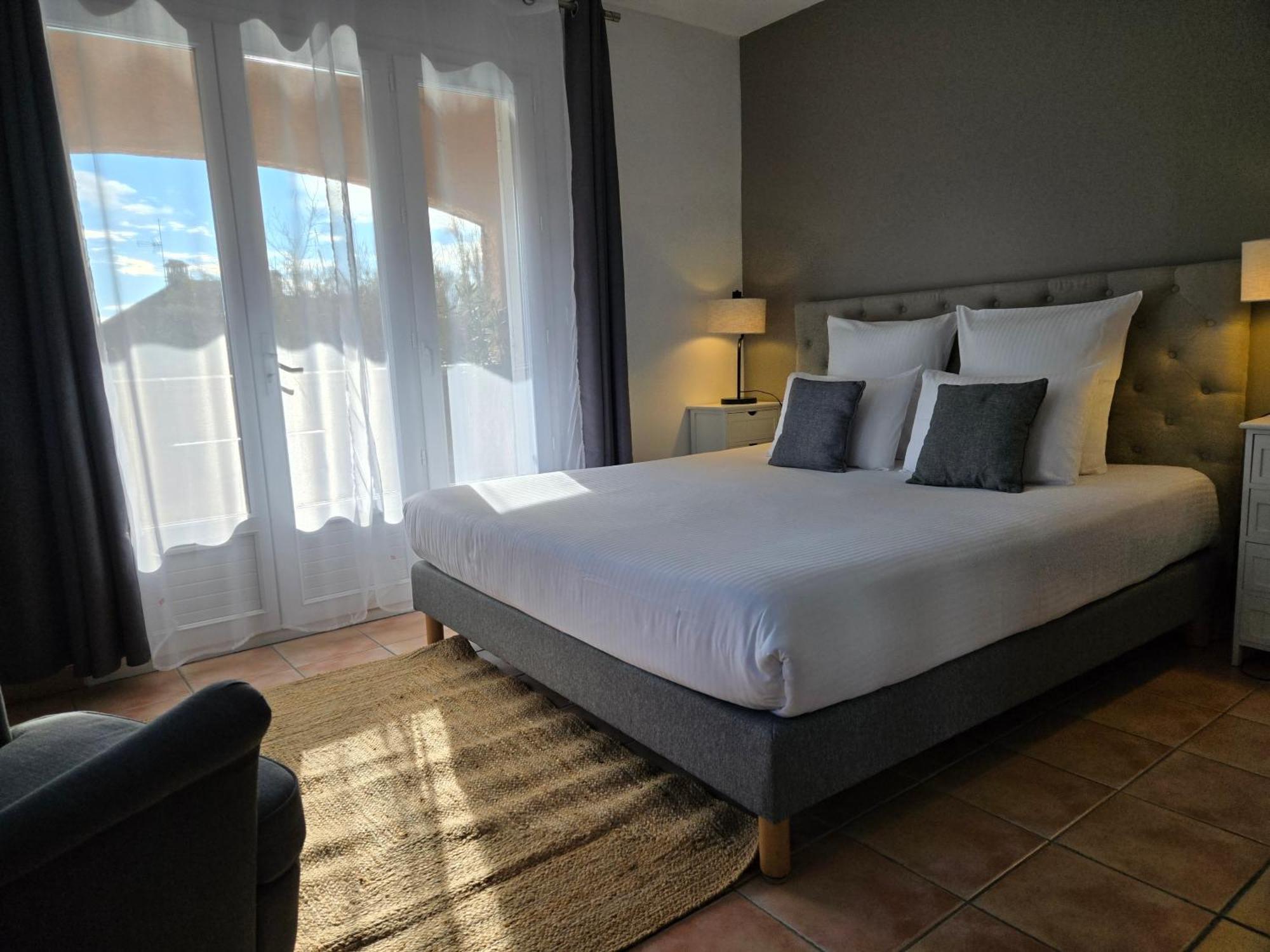Zimmer mit Kingsize-Bett und Poolblick