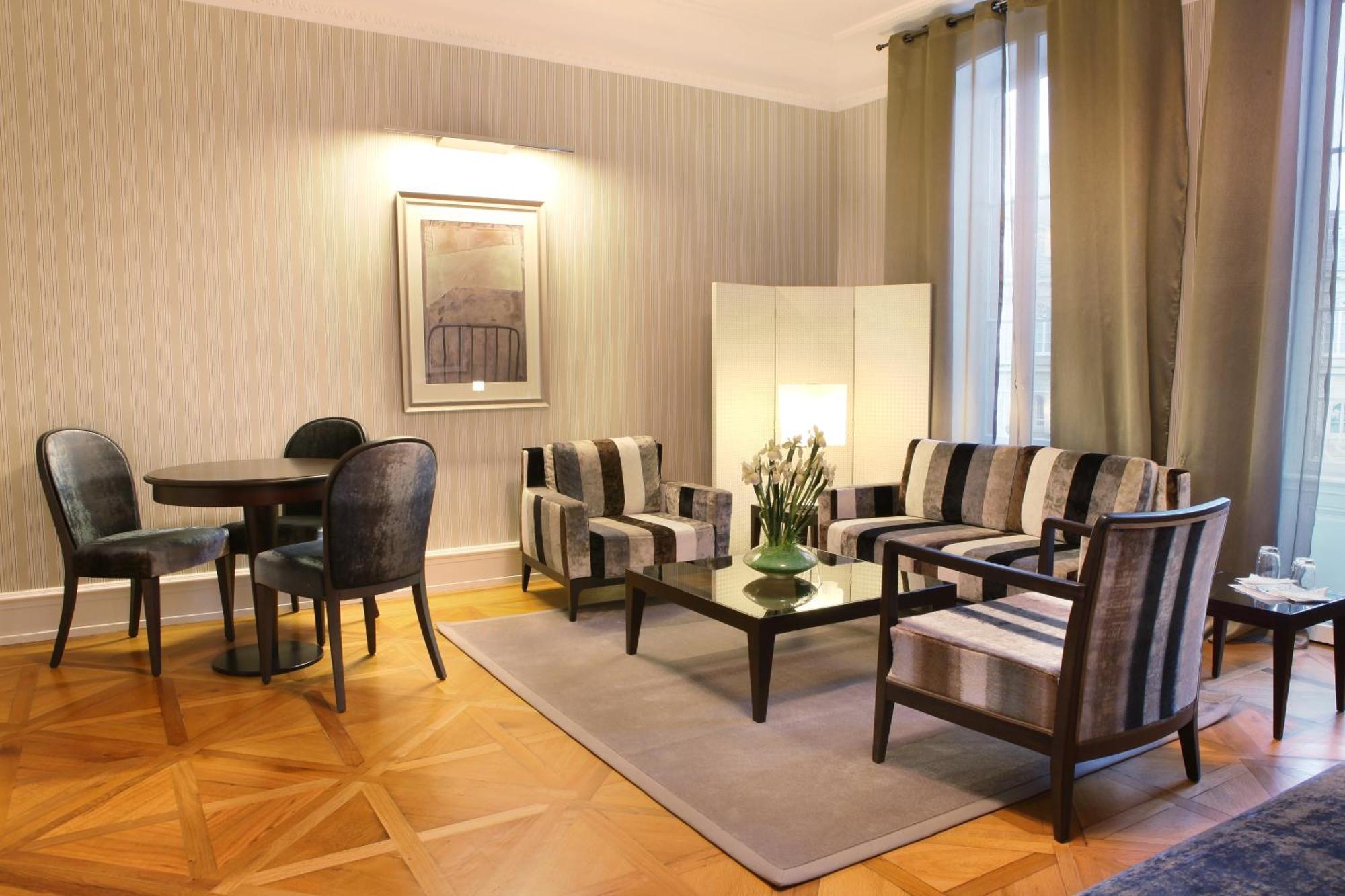 Deluxe King Suite